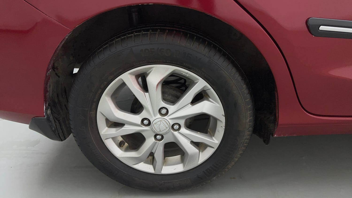 Used 2018 Honda Amaze 1.2 V CVT Petrol Petrol Automatic tyres RIGHT REAR TYRE RIM VIEW