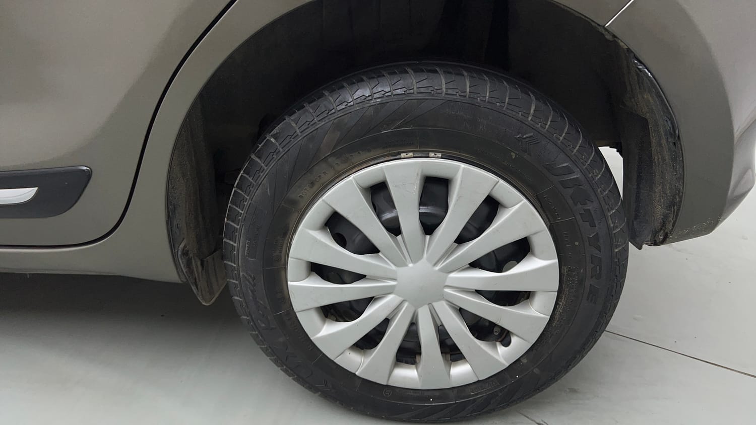 Used 2021 Maruti Suzuki Swift VXi Petrol Manual tyres LEFT REAR TYRE RIM VIEW