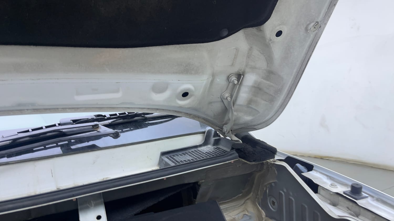 Used 2017 Renault Kwid 1.0 RXT AMT Petrol Automatic engine ENGINE LEFT SIDE HINGE & APRON VIEW
