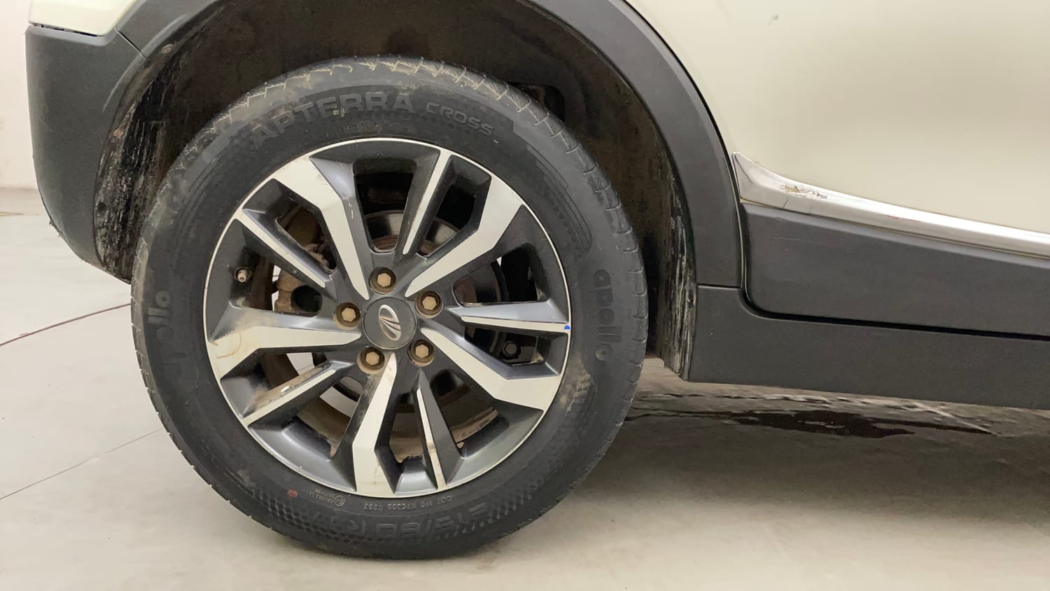 Used 2021 Mahindra XUV 300 W8 (O) 1.5 Diesel Diesel Manual tyres RIGHT REAR TYRE RIM VIEW