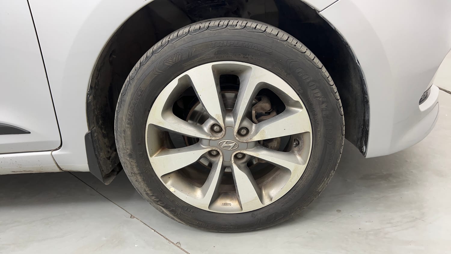 Used 2017 Hyundai Elite i20 Asta 1.2 (O) Petrol Manual tyres RIGHT FRONT TYRE RIM VIEW
