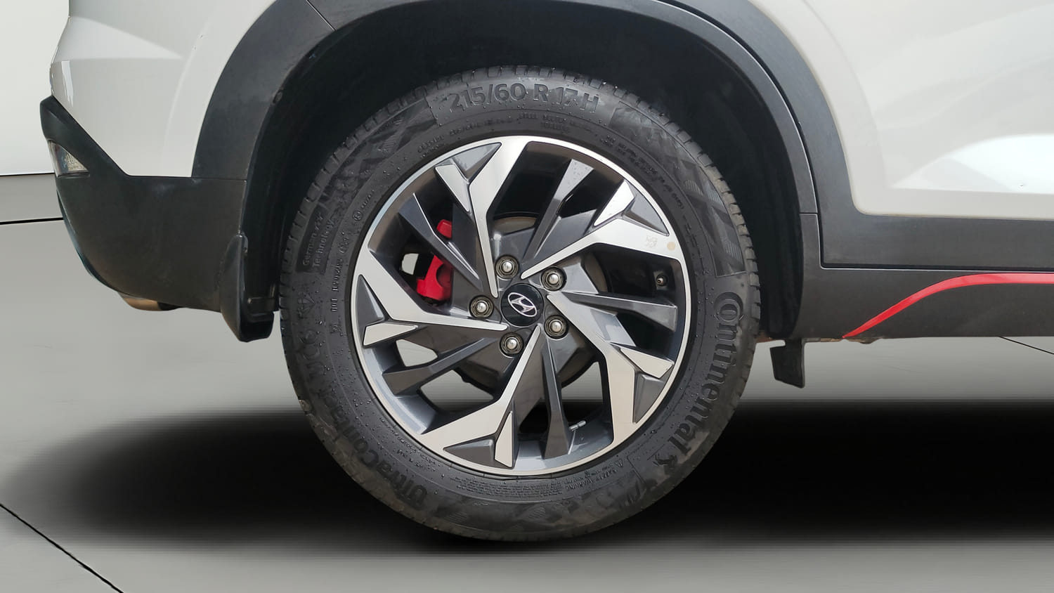 Used 2022 Hyundai Creta SX (O) 1.4 Turbo 7 DCT Dual Tone Petrol Automatic tyres RIGHT REAR TYRE RIM VIEW