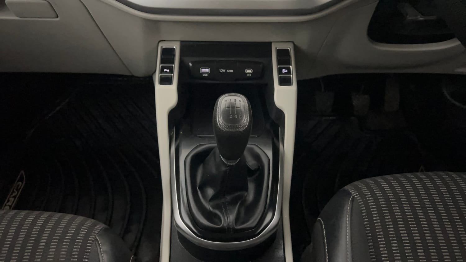 Used 2022 Kia Carens Prestige Plus 1.4 Petrol MT 7 STR Petrol Manual interior GEAR  KNOB VIEW