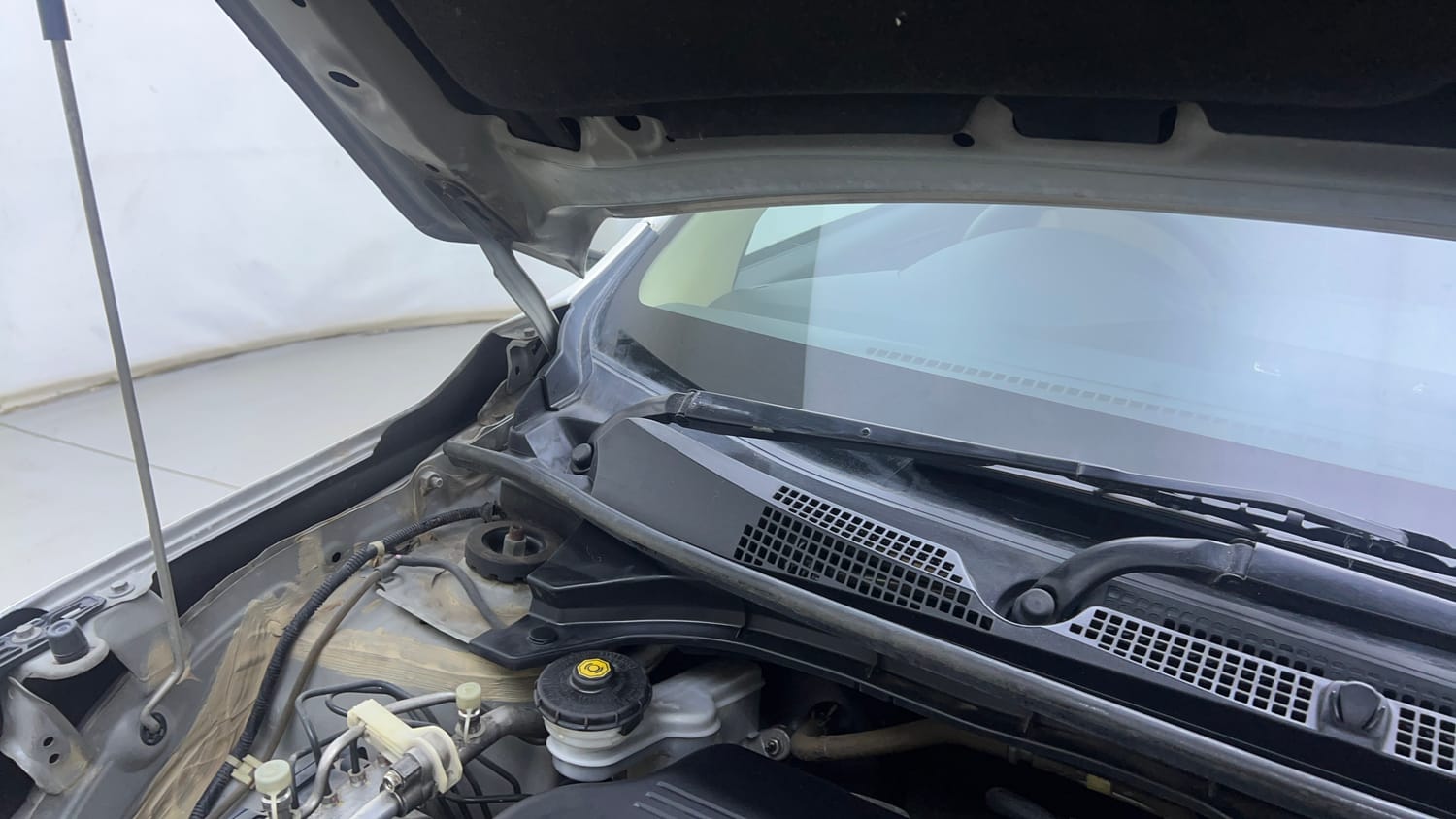 Used 2018 Honda Amaze 1.5 V CVT Diesel Diesel Automatic engine ENGINE RIGHT SIDE HINGE & APRON VIEW