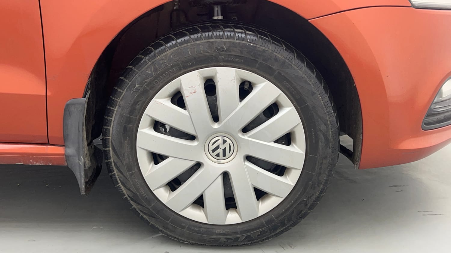 Used 2016 Volkswagen Polo Comfortline 1.2L (P) Petrol Manual tyres RIGHT FRONT TYRE RIM VIEW