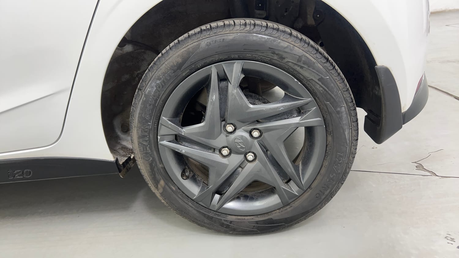 Used 2022 Hyundai i20 Sportz 1.2 IVT Petrol Automatic tyres LEFT REAR TYRE RIM VIEW