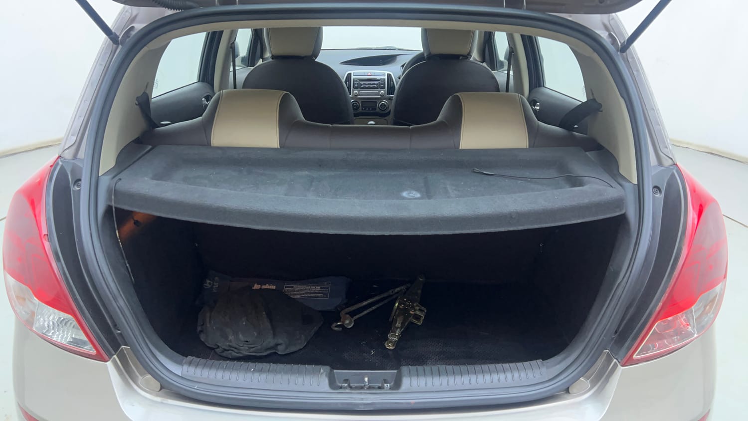 Used 2012 Hyundai i20 Magna 1.2 Petrol Manual interior DICKY INSIDE VIEW