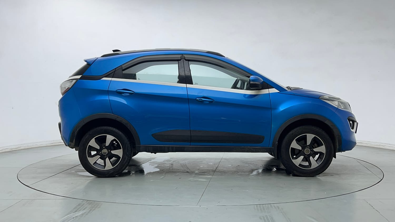 Used 2020 Tata Nexon XZ Plus Petrol Manual exterior RIGHT SIDE VIEW