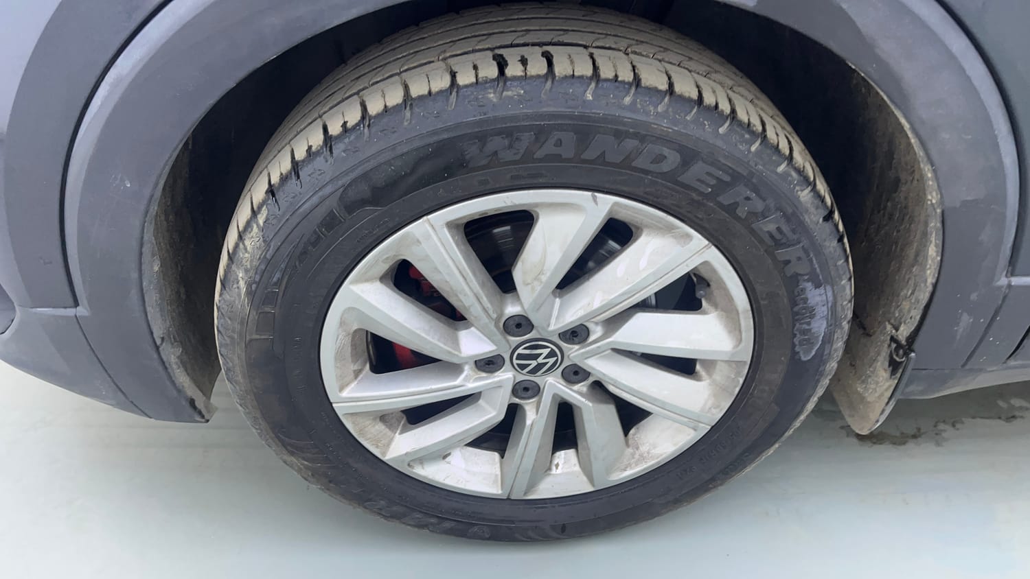 Used 2023 Volkswagen Taigun Highline 1.0 TSI MT Petrol Manual tyres LEFT FRONT TYRE RIM VIEW