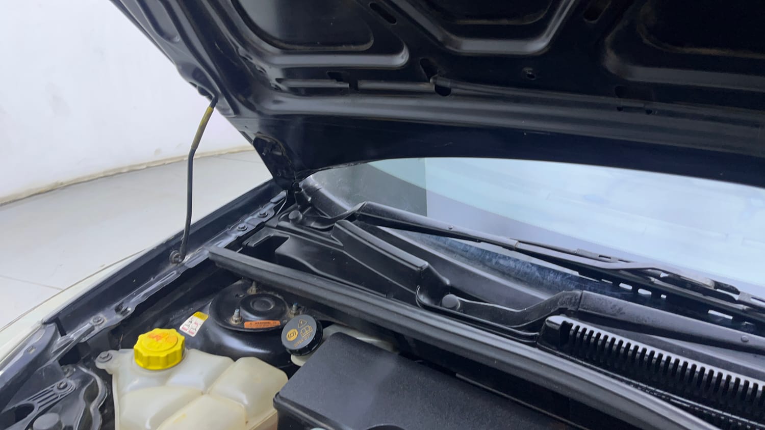 Used 2013 Ford Figo Duratec Petrol ZXI 1.2 Petrol Manual engine ENGINE RIGHT SIDE HINGE & APRON VIEW