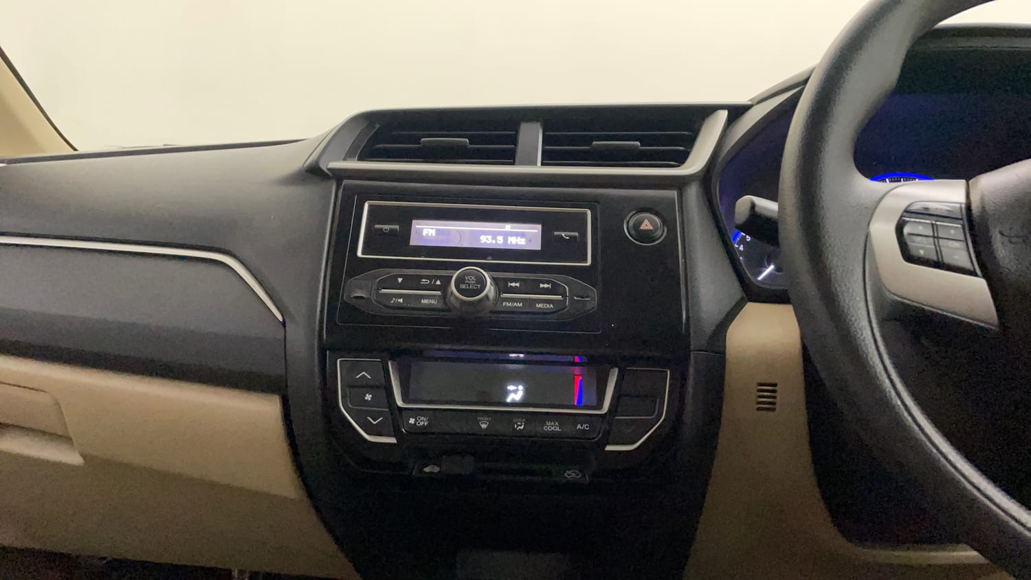 Used 2018 Honda Amaze 1.2 S i-VTEC Opt Petrol Manual interior MUSIC SYSTEM & AC CONTROL VIEW