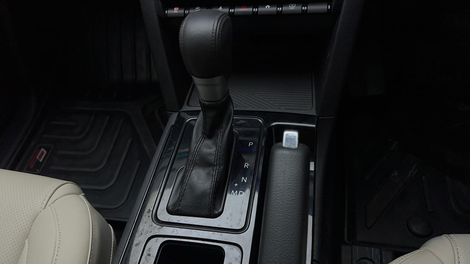 Used 2024 Mahindra XUV700 AX 5 Petrol AT 5 STR Petrol Automatic interior GEAR  KNOB VIEW