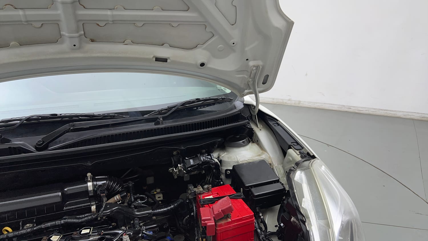 Used 2017 Maruti Suzuki Baleno Zeta 1.2 Petrol Manual engine ENGINE LEFT SIDE HINGE & APRON VIEW