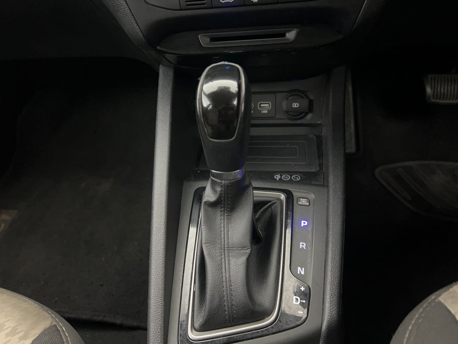 Used 2019 Hyundai Elite i20 Asta 1.2 (O) CVT Petrol Automatic interior GEAR  KNOB VIEW