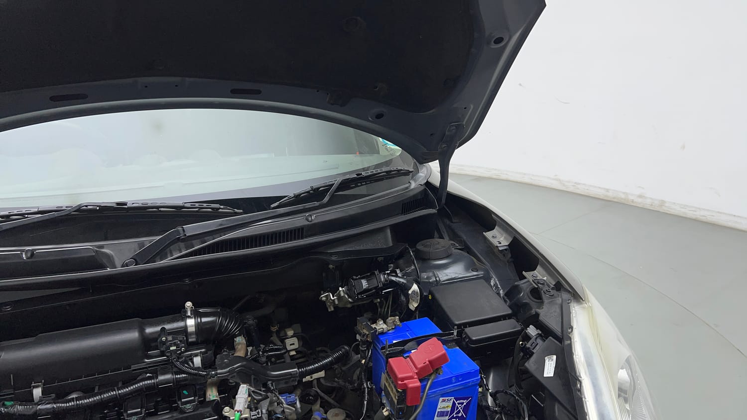 Used 2021 Maruti Suzuki Swift VXi Petrol Manual engine ENGINE LEFT SIDE HINGE & APRON VIEW