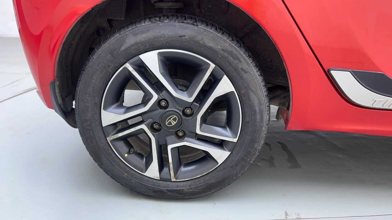 Used 2020 Tata Tiago XZ Plus Dual Tone Petrol Manual tyres RIGHT REAR TYRE RIM VIEW