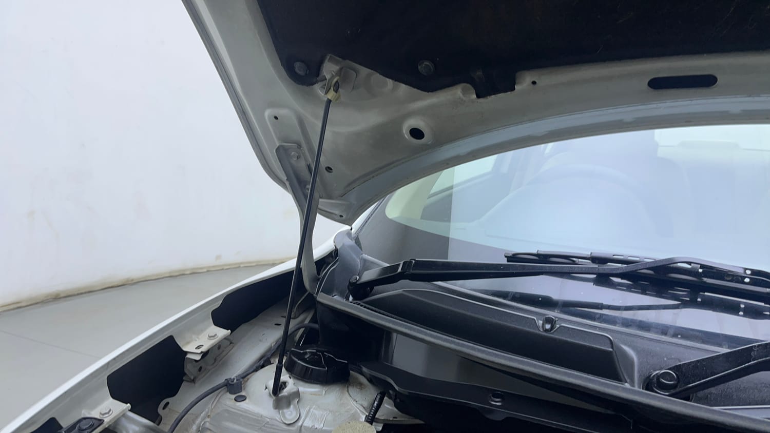 Used 2017 Maruti Suzuki Dzire VXi AMT Petrol Automatic engine ENGINE RIGHT SIDE HINGE & APRON VIEW