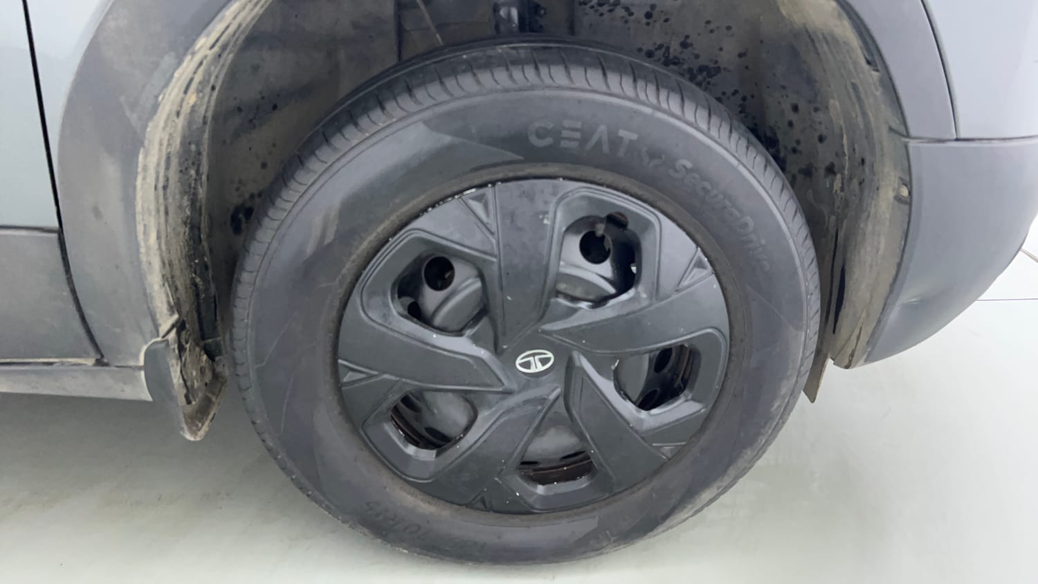 Used 2024 Tata Punch Pure MT Petrol Manual tyres RIGHT FRONT TYRE RIM VIEW