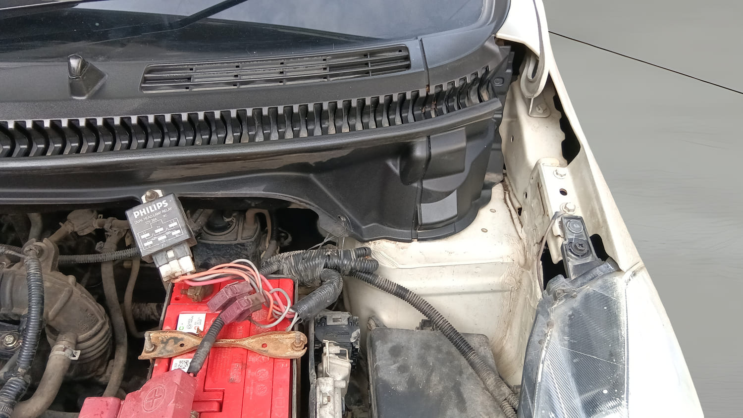 Used 2015 Maruti Suzuki Ertiga Vxi Petrol Manual engine ENGINE LEFT SIDE HINGE & APRON VIEW