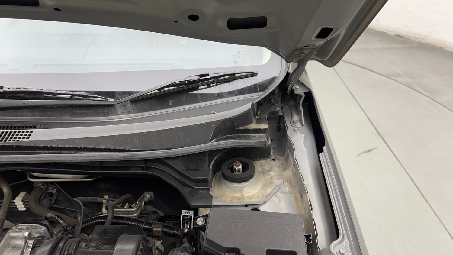 Used 2024 Honda Amaze S 1.2 Petrol MT Petrol Manual engine ENGINE LEFT SIDE HINGE & APRON VIEW