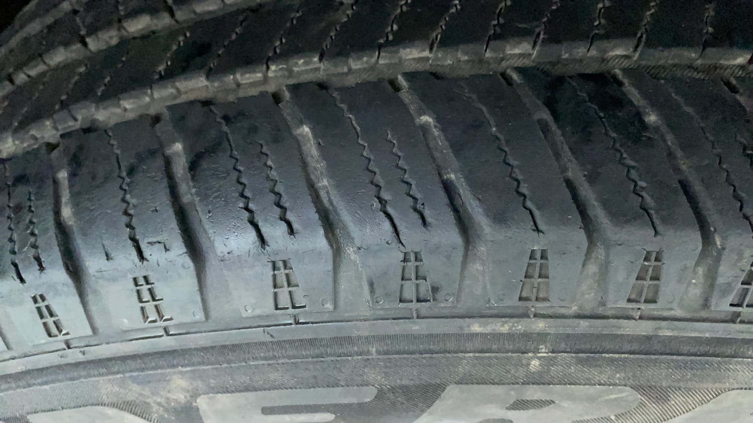 Used 2023 Mahindra Scorpio N Z8 L Petrol AT 7 STR Petrol Automatic tyres RIGHT FRONT TYRE TREAD VIEW