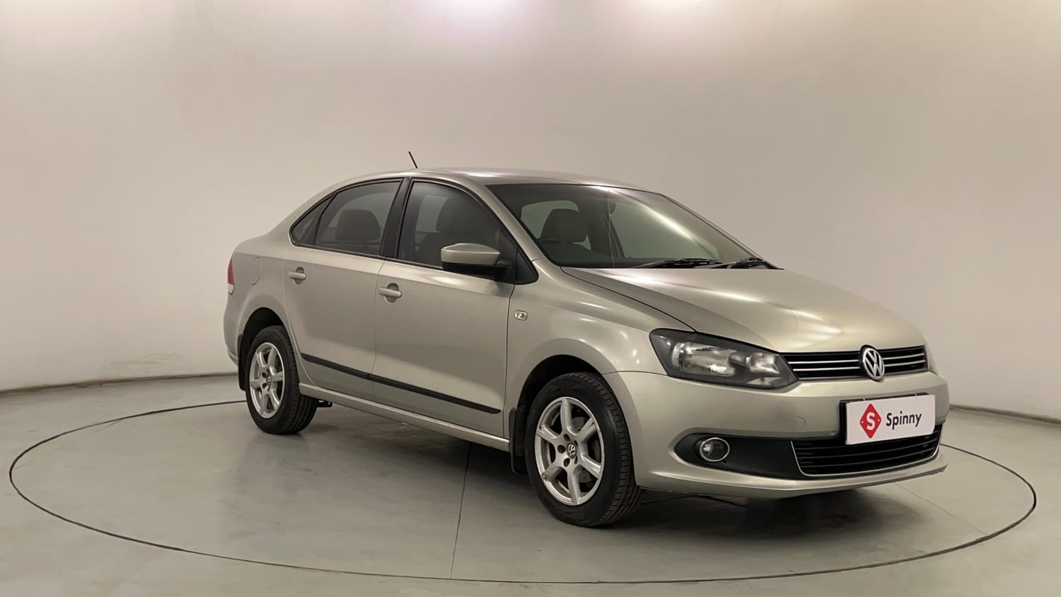 Used 2014 Volkswagen Vento Highline Petrol Petrol Manual exterior RIGHT FRONT CORNER VIEW