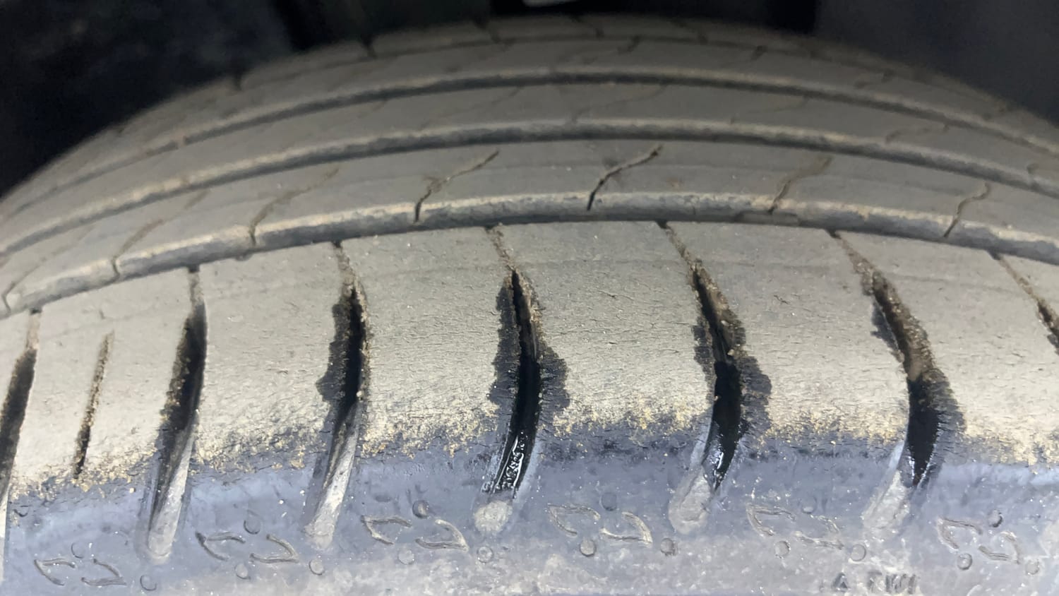 Used 2023 Volkswagen Taigun Highline 1.0 TSI MT Petrol Manual tyres RIGHT FRONT TYRE TREAD VIEW