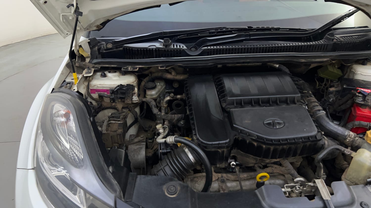 Used 2018 Tata Nexon XZA Plus Diesel Diesel Automatic engine ENGINE RIGHT SIDE HINGE & APRON VIEW