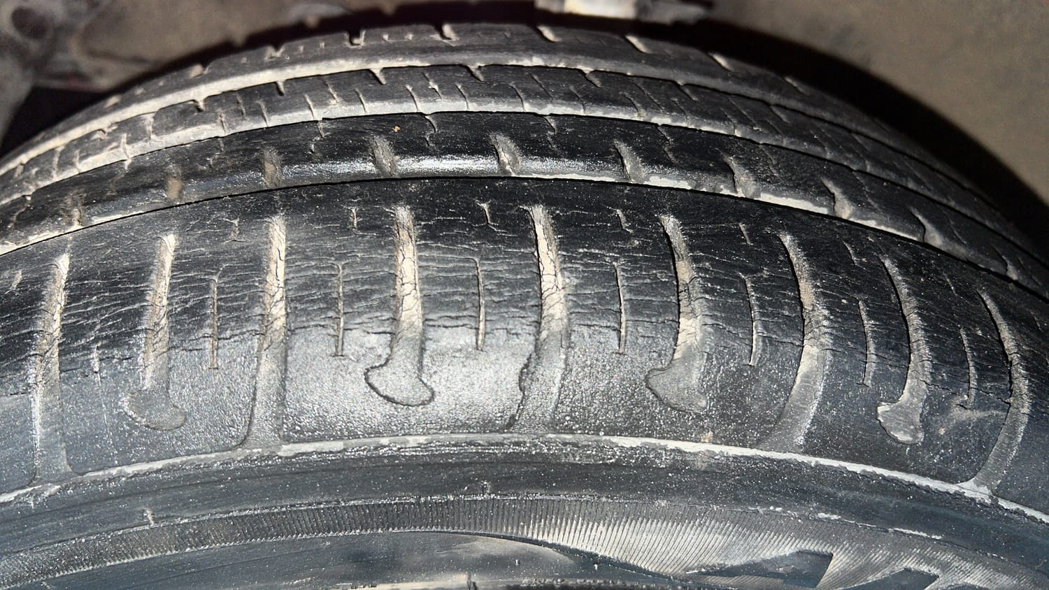 Used 2018 Hyundai Grand i10 Sportz (O) AT 1.2 Kappa VTVT Petrol Automatic tyres LEFT FRONT TYRE TREAD VIEW