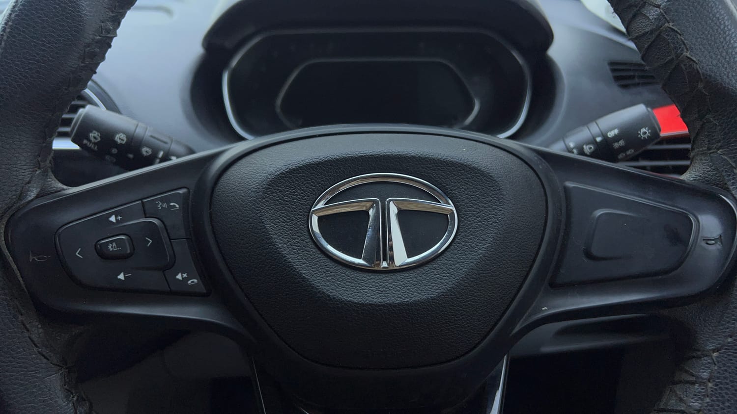 Used 2020 Tata Tiago XZ Plus Dual Tone Petrol Manual top_features Airbags