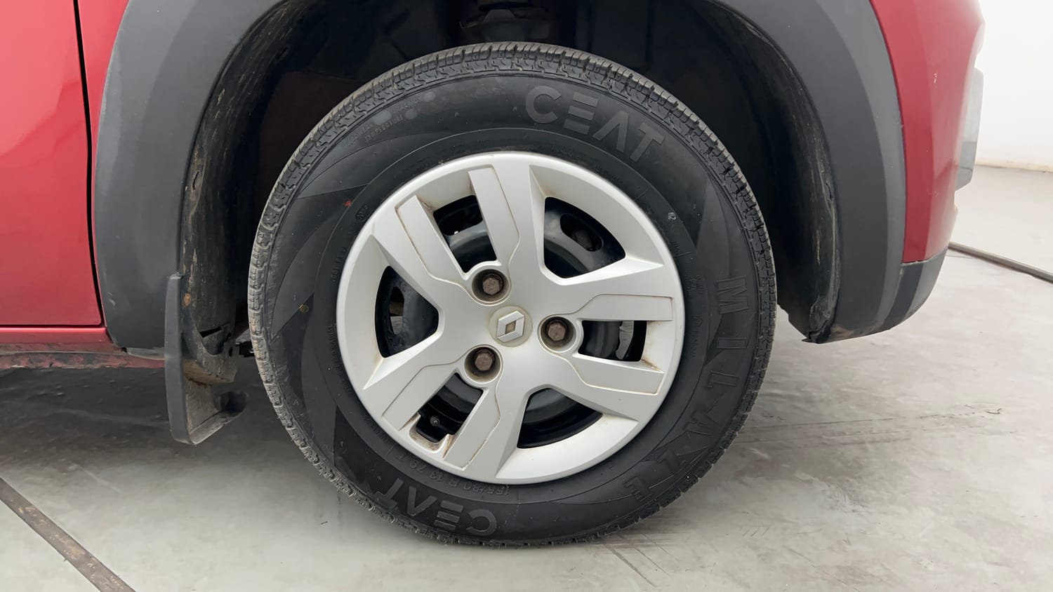 Used 2019 Renault Kwid RXT (O) 1.0 SCE Edition Petrol Manual tyres RIGHT FRONT TYRE RIM VIEW