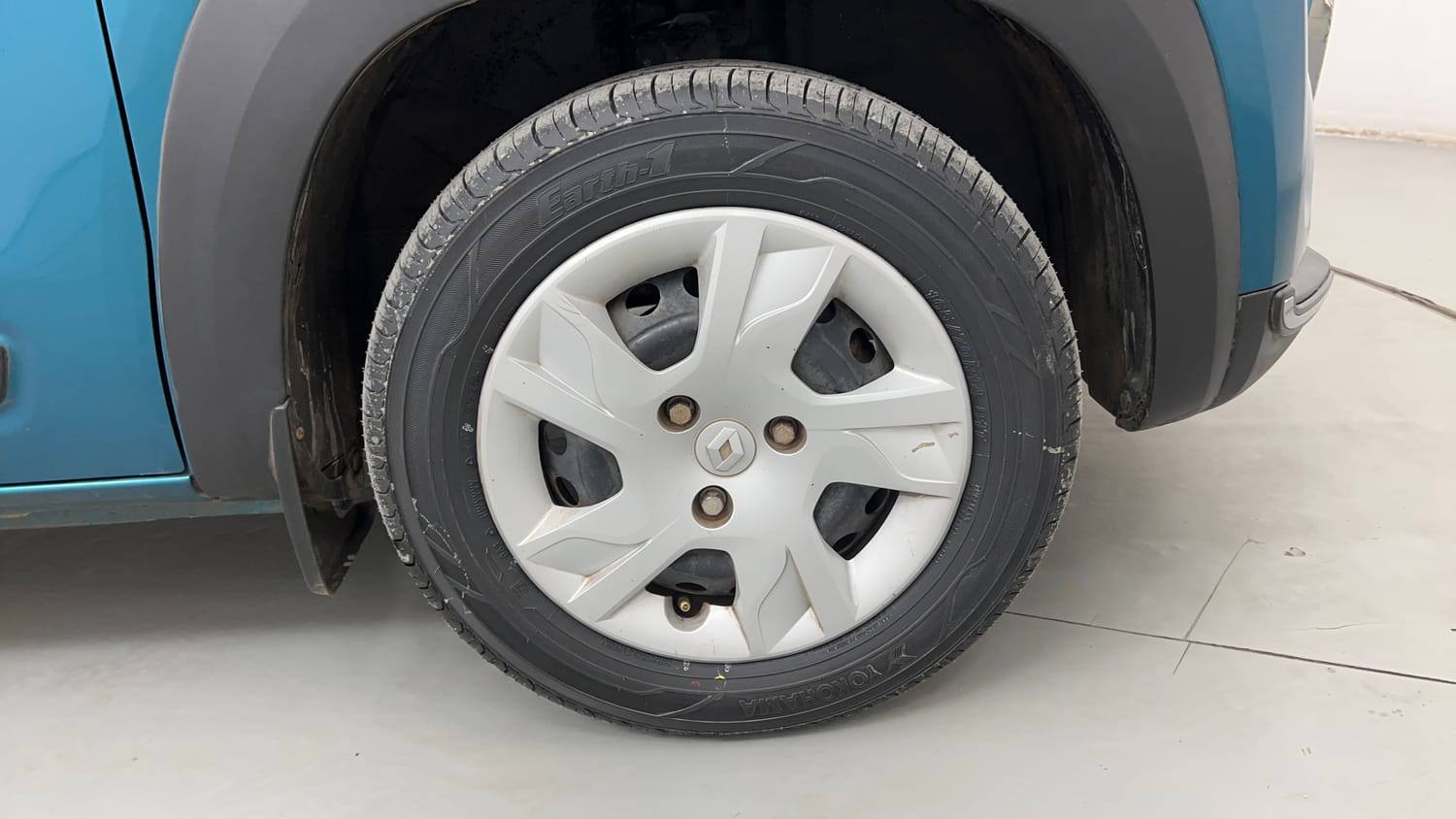 Used 2022 Renault Kwid RXT 1.0 (O) Petrol Manual tyres RIGHT FRONT TYRE RIM VIEW