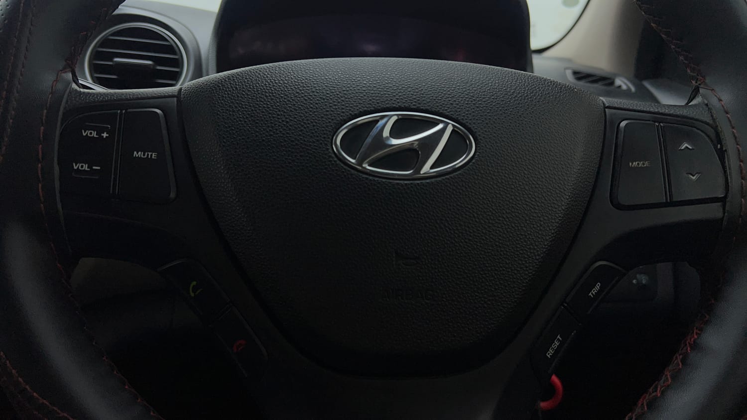Used 2019 Hyundai Xcent S Petrol+cng(outside fitted) Cng Manual top_features Steering mounted controls