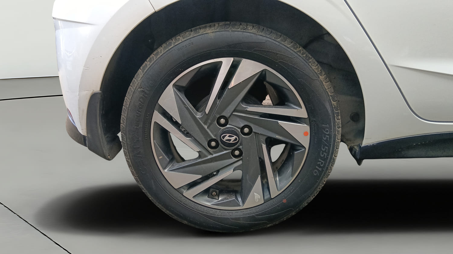 Used 2021 Hyundai i20 Asta 1.2 IVT Petrol Automatic tyres RIGHT REAR TYRE RIM VIEW