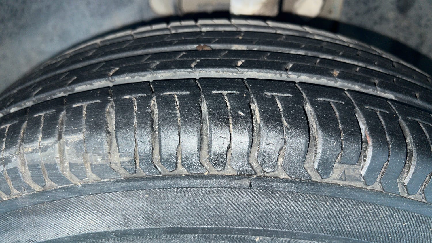 Used 2022 Tata Altroz XE Petrol Petrol Manual tyres LEFT FRONT TYRE TREAD VIEW