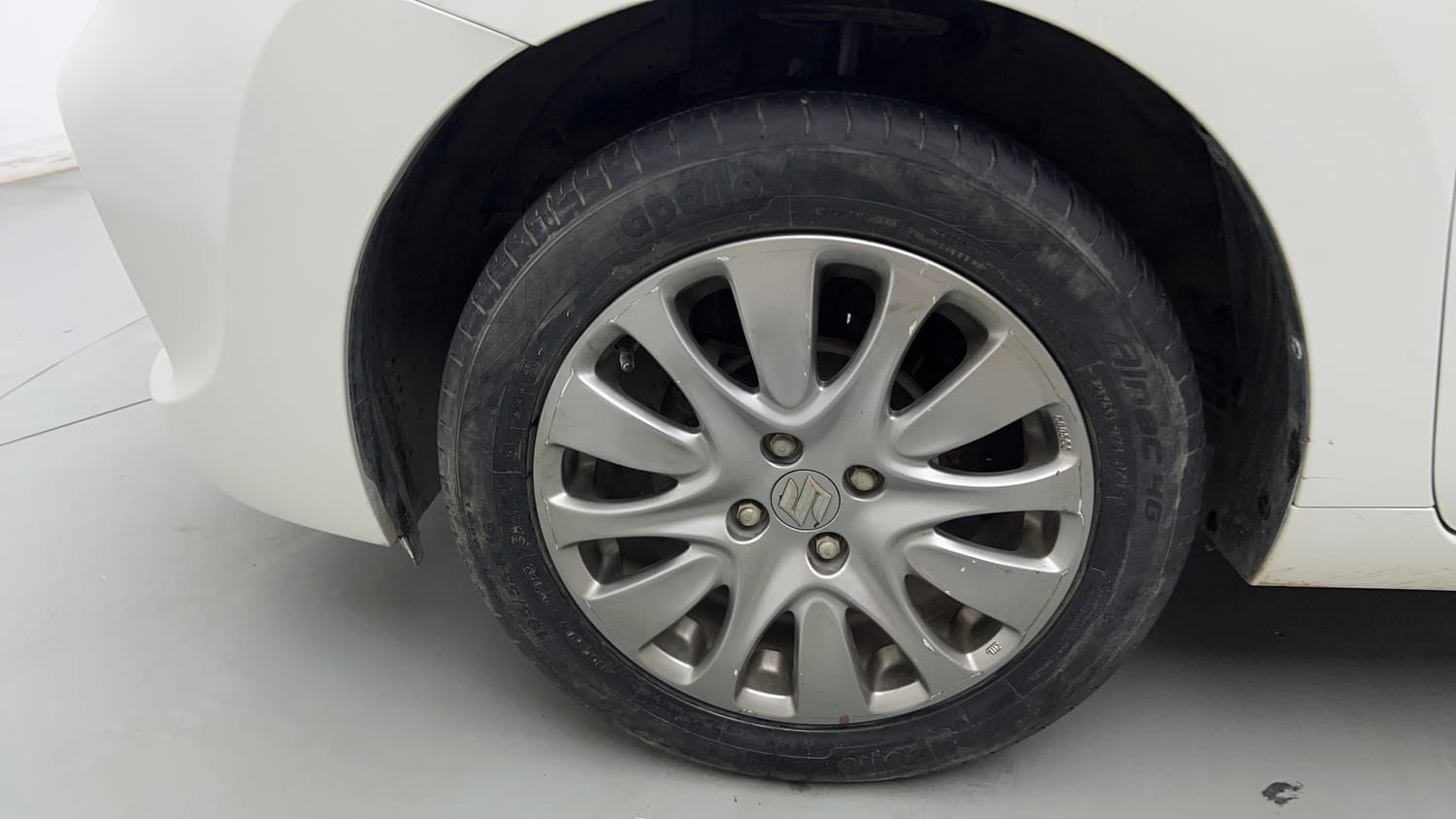 Used 2017 Maruti Suzuki Baleno Zeta 1.2 Petrol Manual tyres LEFT FRONT TYRE RIM VIEW