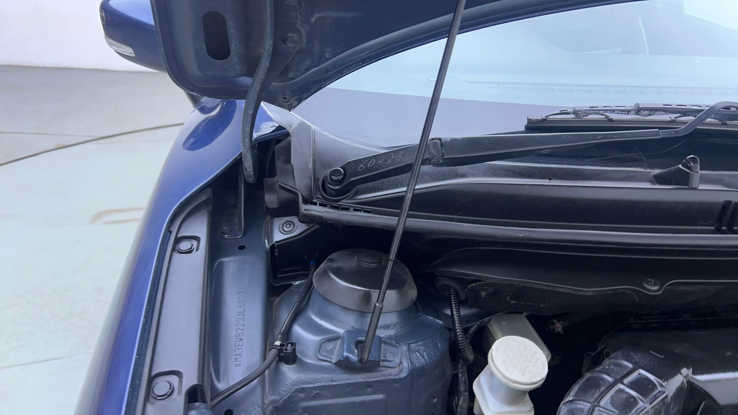 Used 2018 Maruti Suzuki Baleno Zeta 1.2 Petrol Manual engine ENGINE RIGHT SIDE HINGE & APRON VIEW