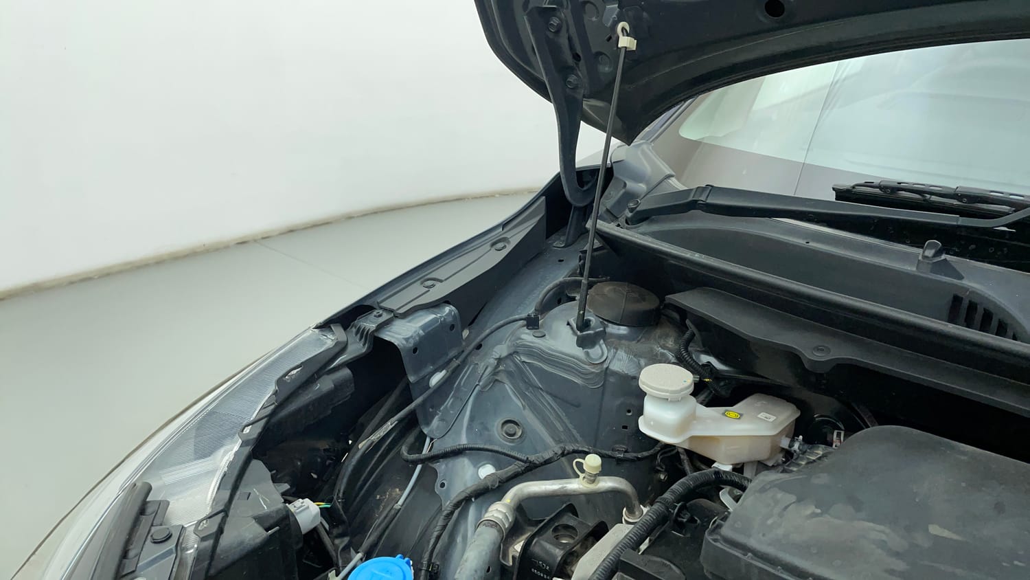 Used 2024 Maruti Suzuki Baleno Alpha MT Petrol Manual engine ENGINE RIGHT SIDE HINGE & APRON VIEW
