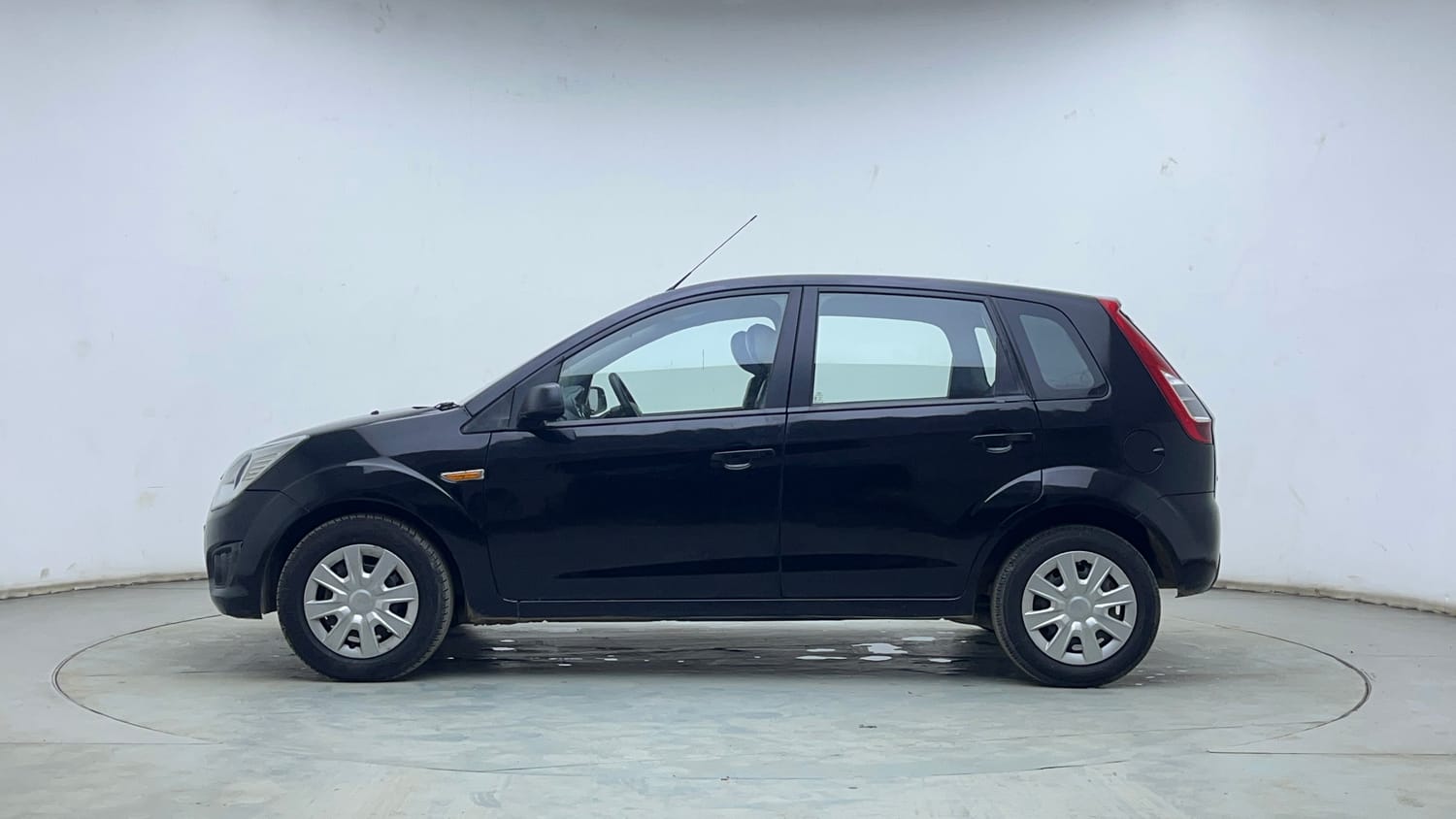 Used 2013 Ford Figo Duratec Petrol ZXI 1.2 Petrol Manual exterior LEFT SIDE VIEW
