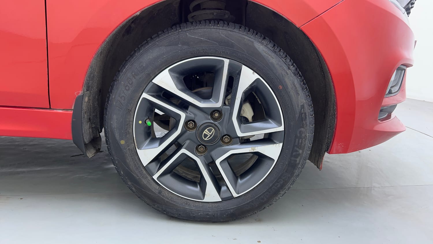 Used 2020 Tata Tiago XZ Plus Dual Tone Petrol Manual tyres RIGHT FRONT TYRE RIM VIEW