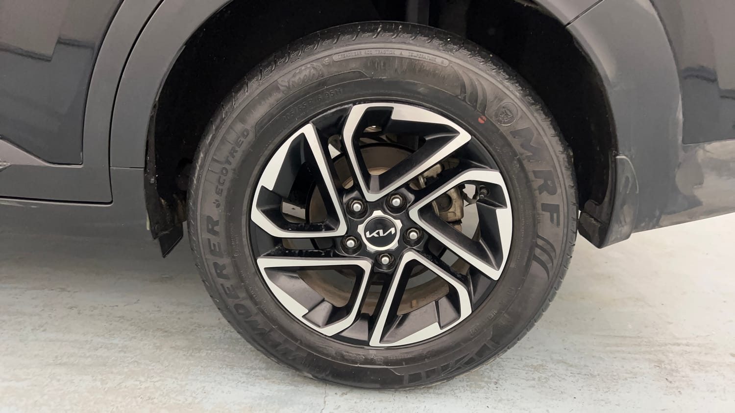 Used 2022 Kia Carens Prestige Plus 1.4 Petrol MT 7 STR Petrol Manual tyres LEFT REAR TYRE RIM VIEW