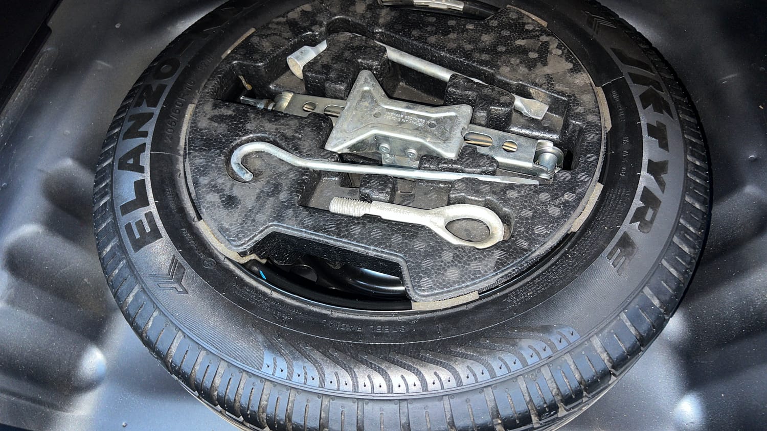 Used 2015 Maruti Suzuki S-Cross Alpha 1.3 Diesel Manual tyres SPARE TYRE VIEW