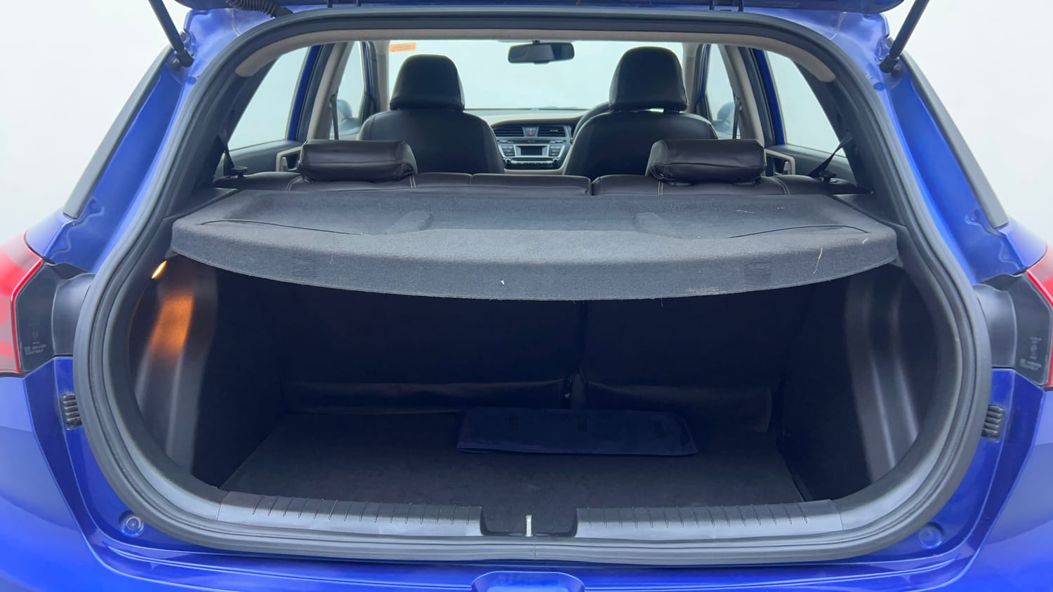 Used 2015 Hyundai Elite i20 Asta 1.4 CRDI Diesel Manual interior DICKY INSIDE VIEW