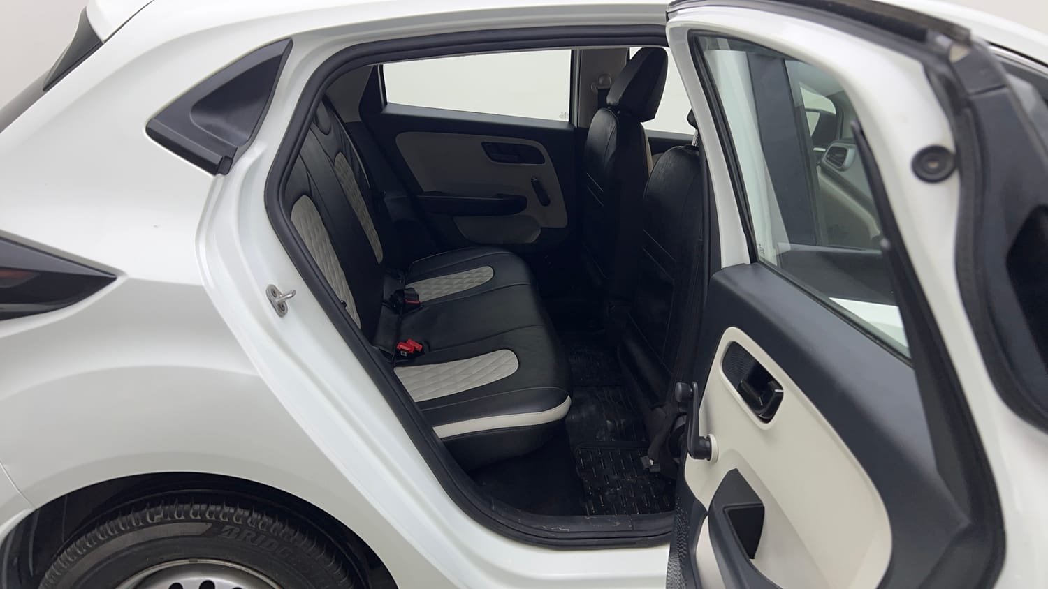 Used 2022 Tata Altroz XE Petrol Petrol Manual interior RIGHT SIDE REAR DOOR CABIN VIEW