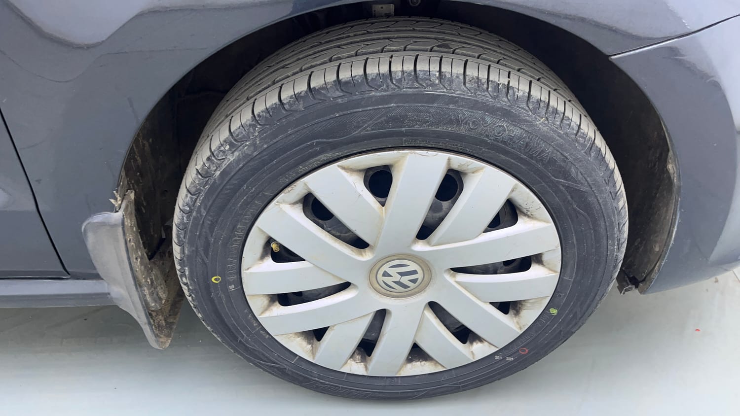 Used 2016 Volkswagen Polo Comfortline 1.2L (P) Petrol Manual tyres RIGHT FRONT TYRE RIM VIEW