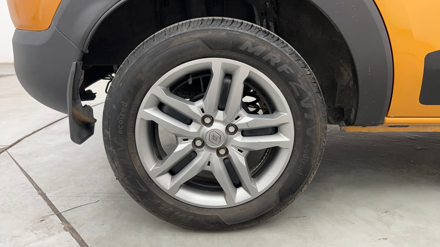 Used 2024 Renault Triber RXZ Petrol Manual tyres RIGHT REAR TYRE RIM VIEW