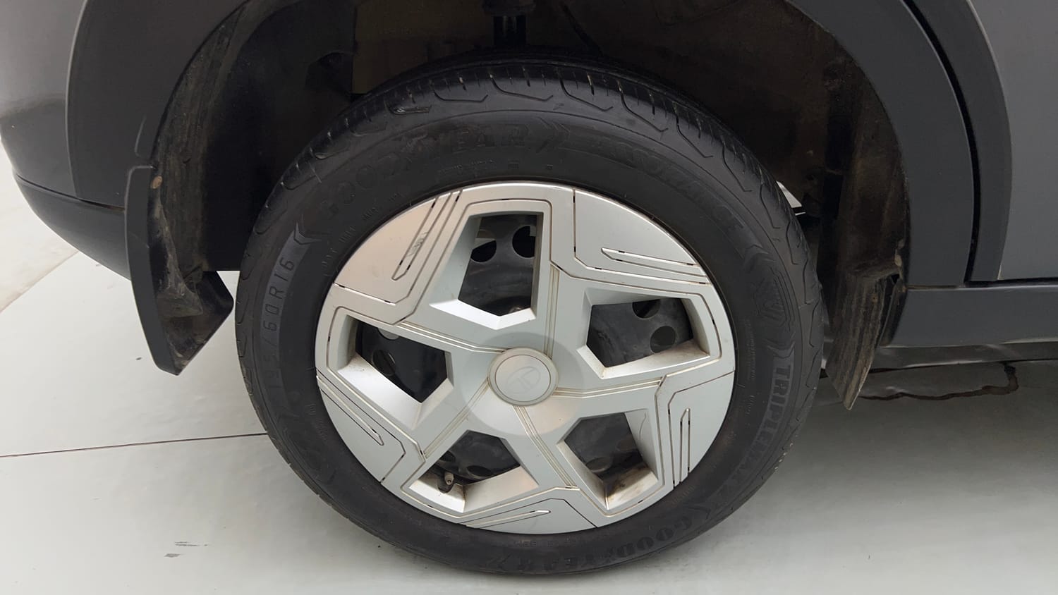 Used 2024 Tata Nexon Pure 1.2 Revotron Petrol 6MT Petrol Manual tyres RIGHT REAR TYRE RIM VIEW