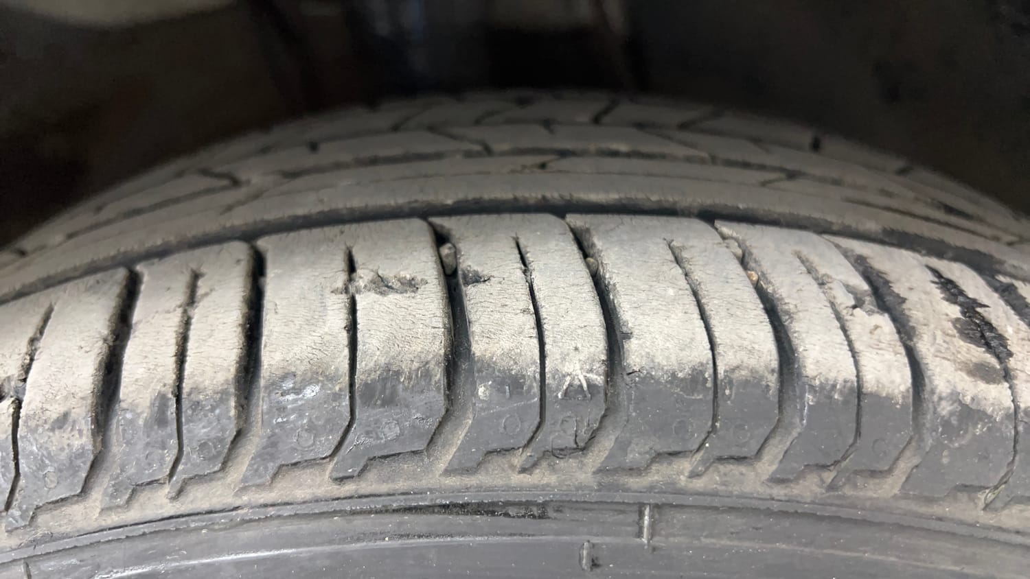 Used 2022 Hyundai i20 Sportz 1.2 IVT Petrol Automatic tyres RIGHT FRONT TYRE TREAD VIEW