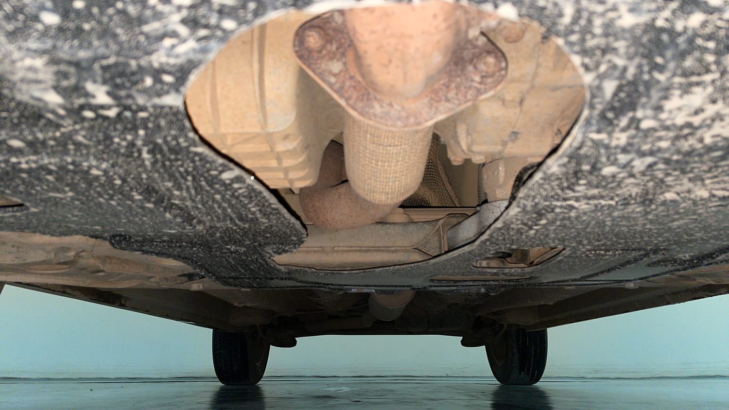 Used 2021 Mahindra XUV 300 W8 (O) 1.5 Diesel Diesel Manual extra FRONT LEFT UNDERBODY VIEW