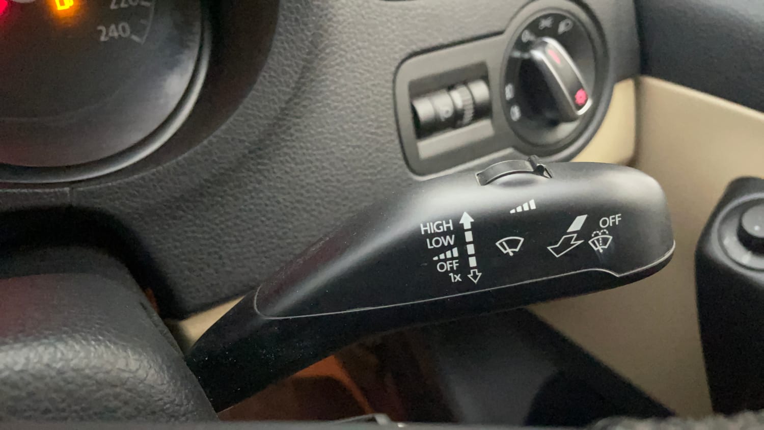 Used 2017 Volkswagen Ameo Highline1.2L (P) Petrol Manual top_features Rain sensing wipers